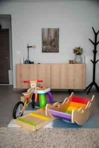 un soggiorno con due giocattoli per bambini e un tavolo di eugea apartments a Città di Lefkada
