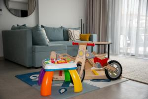un set da gioco per bambini in un soggiorno di eugea apartments a Città di Lefkada