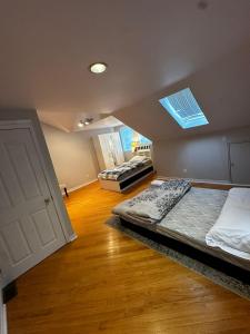um quarto com 2 camas e um tecto com uma janela em Luxurious Private Room Close to Amenities 25 Min to Downtown Toronto P2b em Pickering