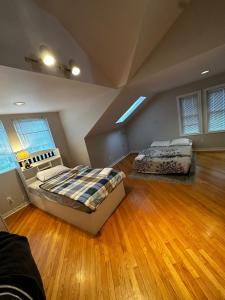 Duas camas num quarto com pisos em madeira em Luxurious Private Room Close to Amenities 25 Min to Downtown Toronto P2b em Pickering