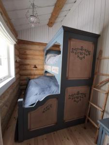 a room with a bunk bed in a cabin at Vemdalsskalets Gräddhylla in Vemdalen