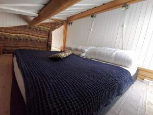 a bedroom with a large blue comforter on a bed at Vemdalsskalets Gräddhylla in Vemdalen