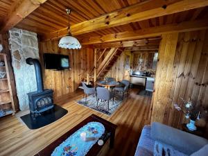 an overhead view of a living room and kitchen in a log cabin at Domek u Karkonosza in Kamienna Góra