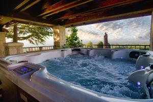 Hồ bơi trong/gần Villa Toscana with jacuzzy