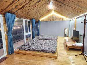 Postel nebo postele na pokoji v ubytování Vườn của mẹ