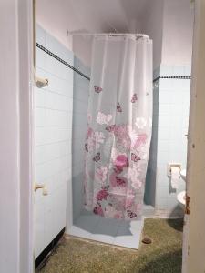 baño con cortina de ducha con mariposas. en THISSIO ROOM IN THE APARTMEN SHARE en Athens