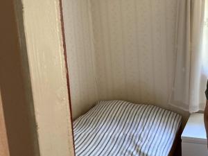 a small bed in a corner of a room at Holiday home ODENSBACKEN IV in Stora Mellösa
