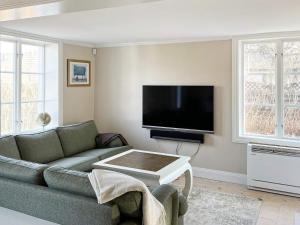 uma sala de estar com um sofá e uma televisão de ecrã plano em Holiday home EKERÖ em Ekerö