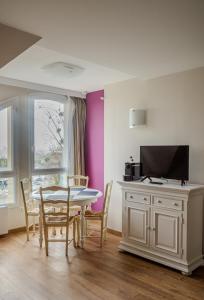 TV a/nebo společenská místnost v ubytování Tulip Inn Honfleur Residence & Spa