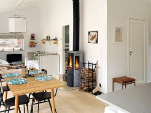 uma sala de estar com uma mesa e uma lareira em Holiday home VAXHOLM II em Vaxholm