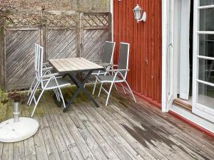 Holiday home Ronneby XV في رونيبي: طاولة وكراسي يجلسون على الشرفة