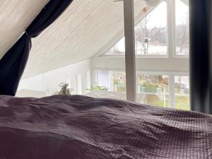 1 dormitorio con cama y ventana grande en Holiday home Ronneby XIV, en Ronneby