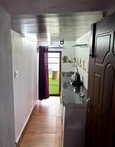 穆索里Landour Vintage Homestay的厨房配有台面和走廊