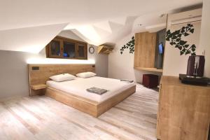 1 dormitorio con 1 cama y TV en Social House MIL, en Estambul