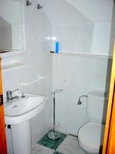 een witte badkamer met een toilet en een wastafel bij Mediterranea 6 Las Conchas junto al mar in Vera