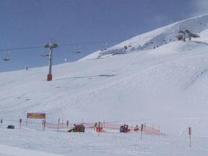 pokryty śniegiem stok narciarski z wyciągiem narciarskim w obiekcie Sun & snow in Kühtai w mieście Kühtai