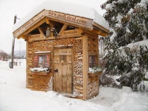 Felsenhütte Modern retreat under vintern