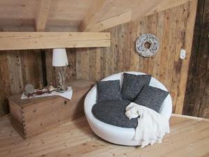 - un salon avec un canapé blanc dans une pièce en bois dans l'établissement Felsenhütte Modern retreat, à Grän