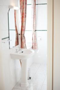 Koupelna v ubytování O Donovans Hotel + 37 fotografií