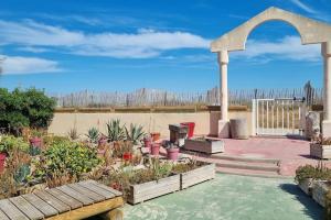 Un jardín fuera de Chez Laura et Benjamin ! Maison à la plage climatisée