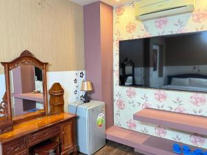 um quarto com um pequeno frigorífico e um espelho em Khách sạn Sài Gòn em Ho Chi Minh