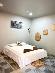 una camera con un grande letto bianco di Angkor Piseth Homestay a Siem Reap