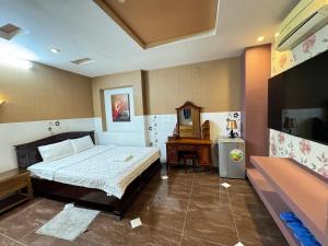 - une chambre avec un lit et une commode dans l'établissement Khách sạn Sài Gòn, à Hô-Chi-Minh-Ville