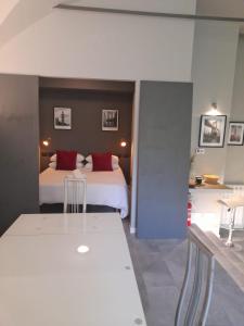 ein Schlafzimmer mit einem Bett und einem Tisch in einem Zimmer in der Unterkunft Molino nuovo in Maslianico