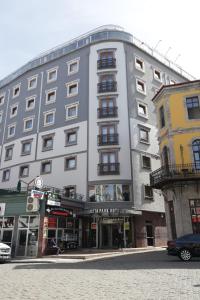 een groot grijs gebouw in een stadsstraat bij Usta Park Hotel in Trabzon