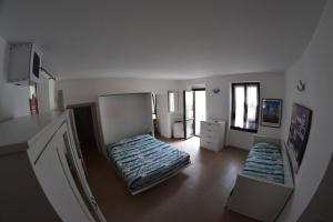 una sala de estar con 2 camas en una habitación en AURORA HOUSE., en Abbadia Lariana