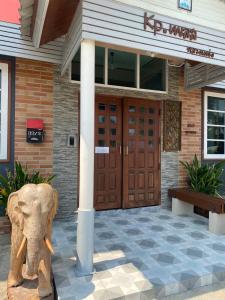 Exteriér nebo vchod ubytování Kp. เพลส หลวงแพ่ง (Kp. Place Luang Phaeng)