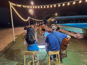 eine Gruppe von Personen, die an einem Pool auf Stühlen sitzen in der Unterkunft Twin Bay Resort Koh Lanta in Ko Lanta + 37 Fotos