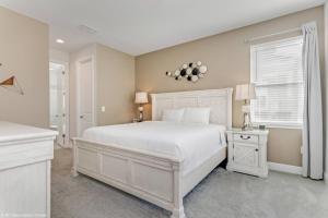 - une chambre blanche avec un lit blanc et une fenêtre dans l'établissement 8 Bedroom Vacation Home with Pool 2114, à Orlando