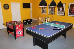 Habitación con mesa de ping pong y fogones. en Solterra Resort 5 Bedroom Vacation Home with Pool 1604, en Davenport