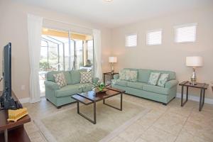 Un lugar para sentarse en Solterra Resort 5 Bedroom Vacation Home with Pool 1604