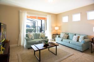 Un lugar para sentarse en Solterra Resort 5 Bedroom Vacation Home with Pool 1604
