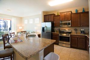 Una cocina o kitchenette en Solterra Resort 5 Bedroom Vacation Home with Pool 1604