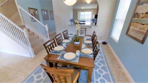 Un lugar para sentarse en Solterra Resort 5 Bedroom Vacation Home with Pool 1604