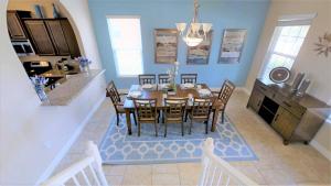 Una cocina o kitchenette en Solterra Resort 5 Bedroom Vacation Home with Pool 1604