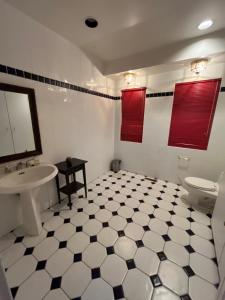 y baño con lavabo y aseo. en Stylish and Spacious Master Bedroom Suite for 3-5 Members P4a, en Pickering