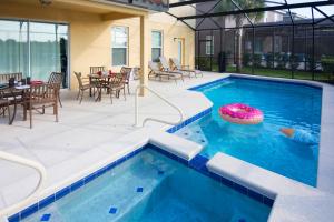 La pileta dentro o cerca de Solterra Resort 5 Bedroom Vacation Home with Pool 1604