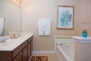Un baño de Solterra Resort 5 Bedroom Vacation Home with Pool 1604