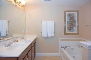 Un baño de Solterra Resort 5 Bedroom Vacation Home with Pool 1604