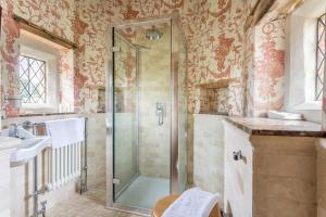 een badkamer met een douche en een wastafel bij Chevaliers Gatehouse in Morville