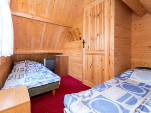 een slaapkamer met 2 bedden in een houten hut bij Holiday house for 4 people, Jaros awiec in Jarosławiec