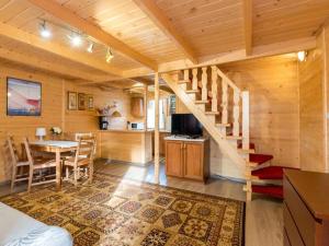 een kamer met een tafel en een trap in een hut bij Holiday house for 4 people, Jaros awiec in Jarosławiec