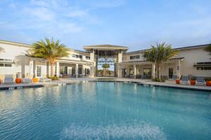una gran piscina frente a un edificio en Sonoma Resort 7 Bedroom Vacation Home with Pool 1849, en Kissimmee
