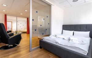 a bedroom with a bed and a desk and a chair at Frühling in Ostseebad Karlshagen