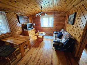 una vista aérea de una sala de estar en una cabaña de madera en Drzemalik wypoczywaj z KLASĄ, en Mikołajki Pomorskie