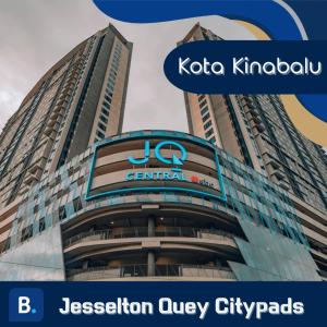 Elle offre une vue sur le quartier général central de kota kinabalu. dans l'établissement Jesselton Quay Citypads Kota Kinabalu, à Kota Kinabalu